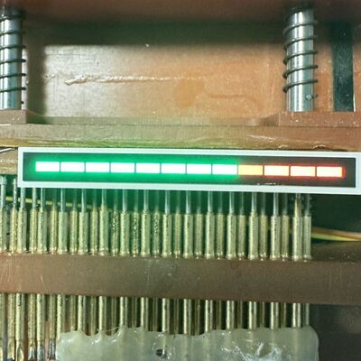 Un bon prix. L'indicateur du panneau d'instruments est équipé d'une barre lumineuse LED à 12 segments ultra rouge/vert pur en ligne