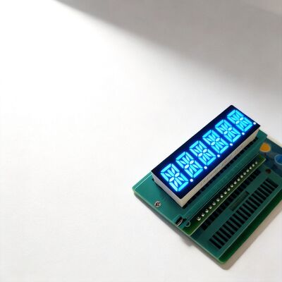 Un bon prix. Affichage LED à 14 segments ultra lumineux avec une longue durée de vie et une conformité RoHS/REACH pour les applications industrielles en ligne